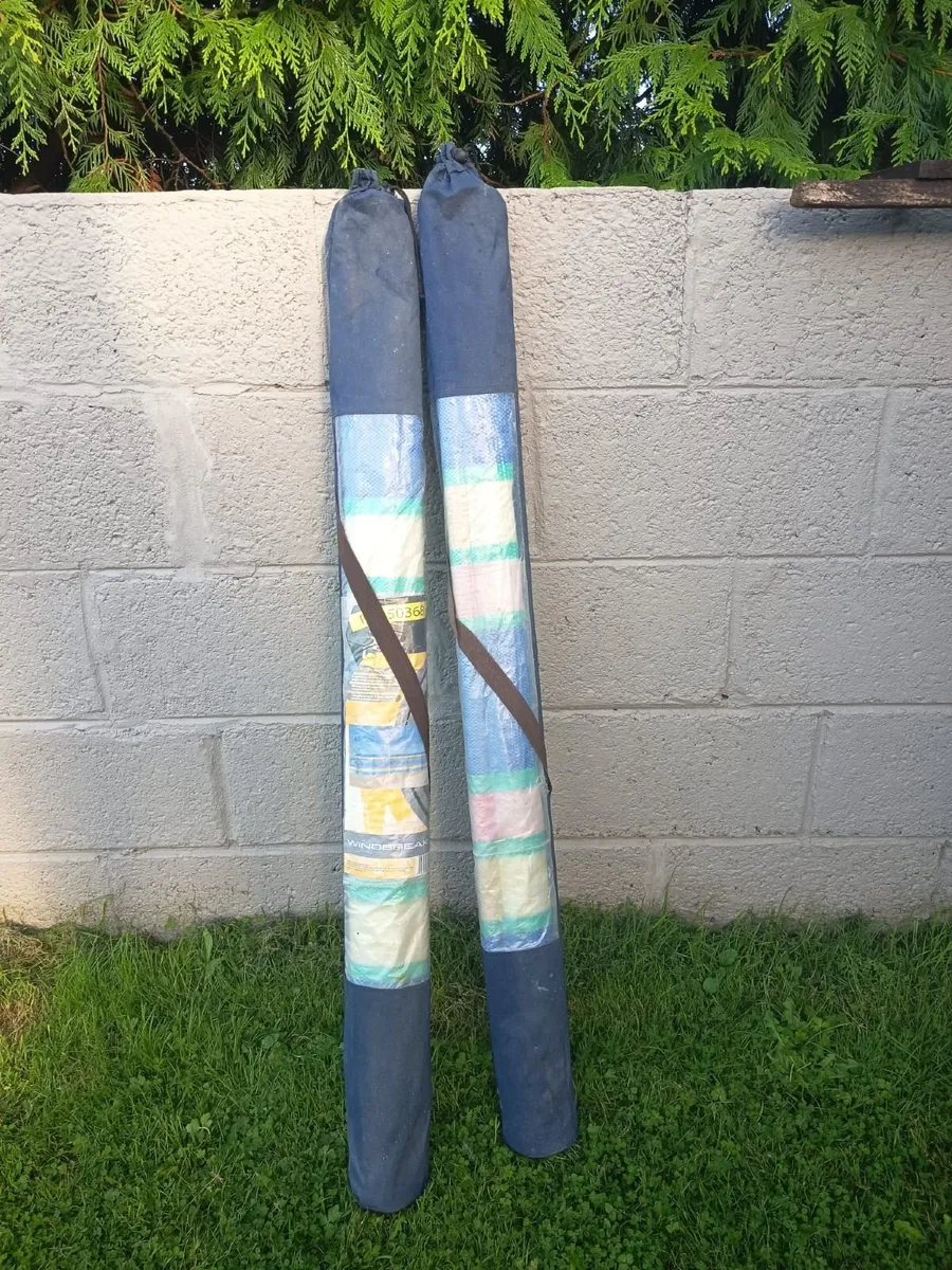 Pair of windbreaks with blue carry covers - Image 3