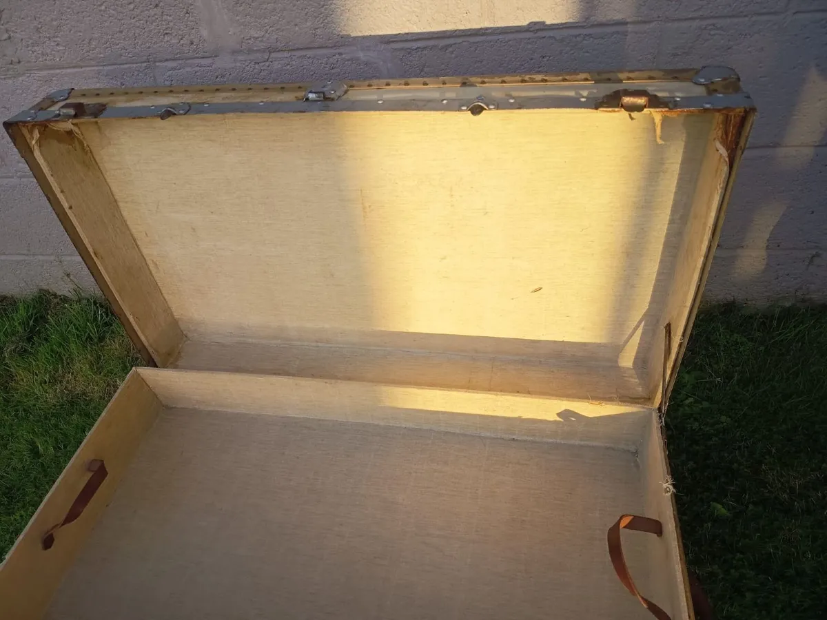 Beige storage trunk with metal fittings - Image 2