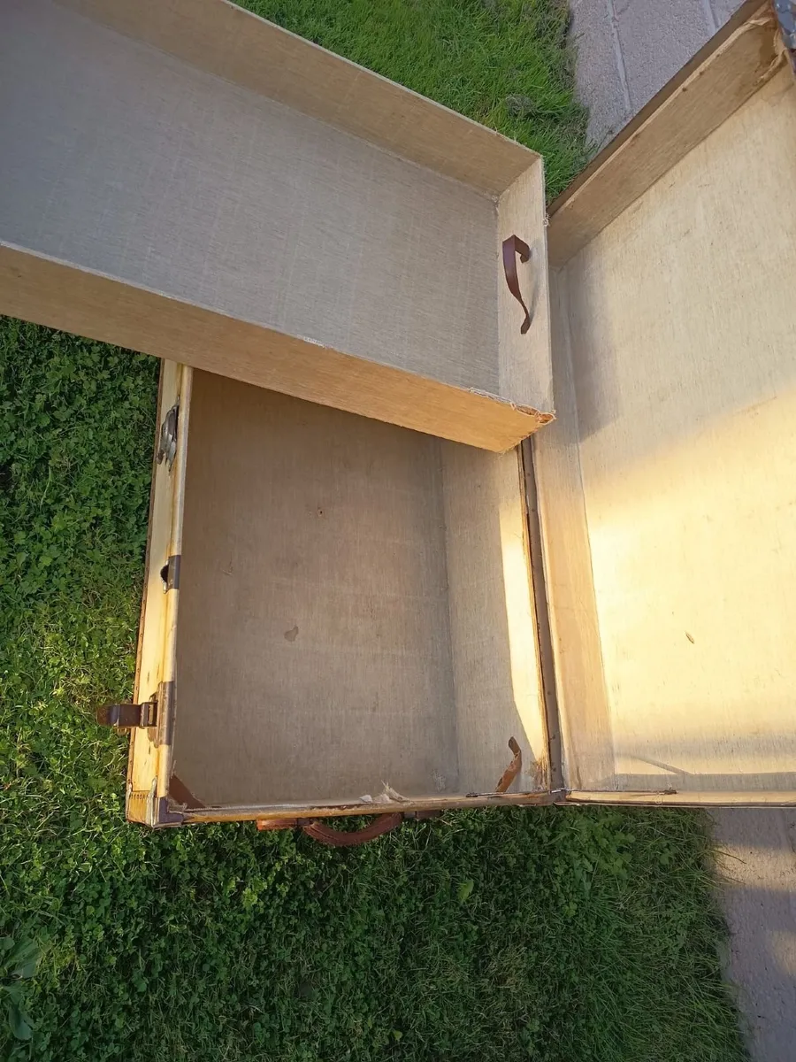Beige storage trunk with metal fittings - Image 3
