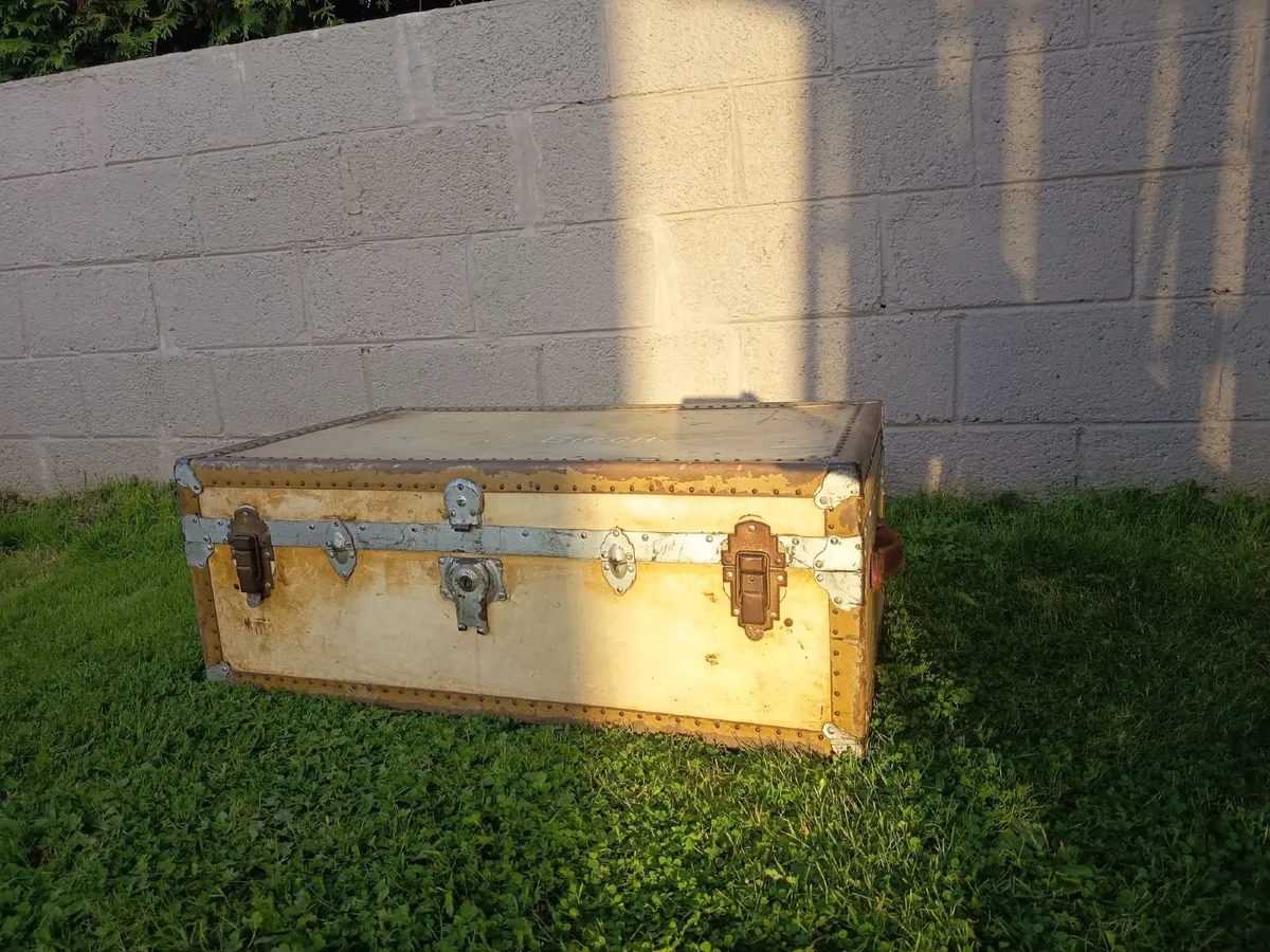 Beige storage trunk with metal fittings - Image 1