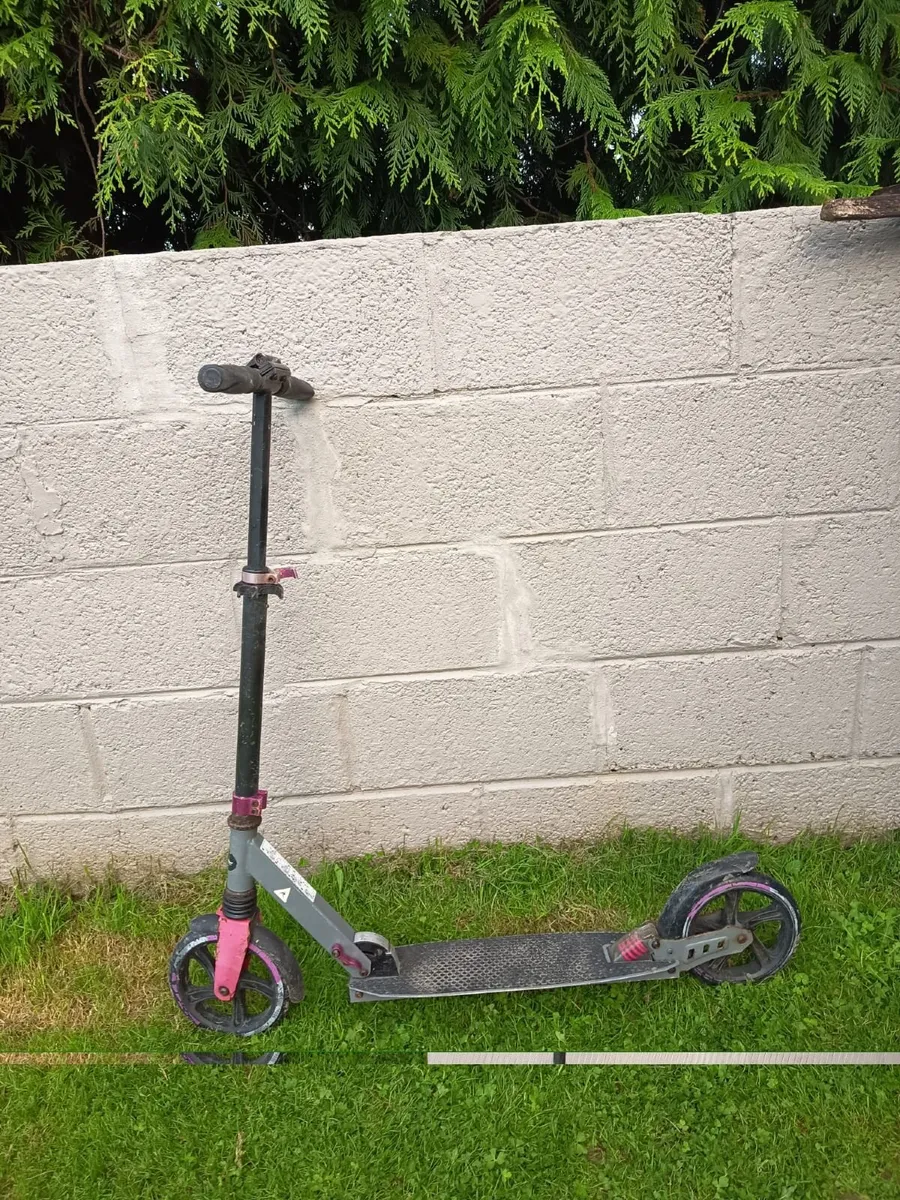Pink folding kick scooter - Image 1