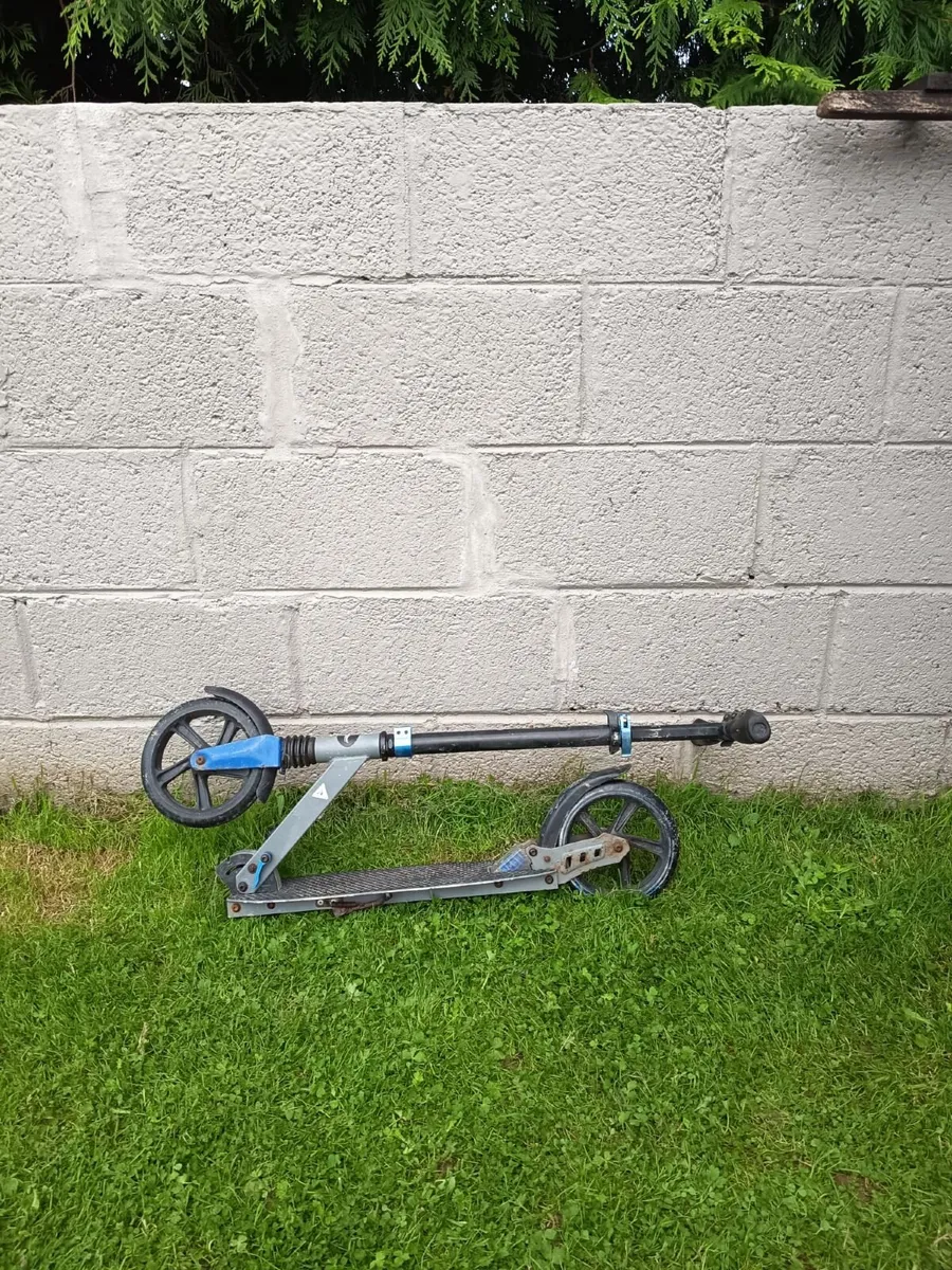 Blue folding kick scooter - Image 3