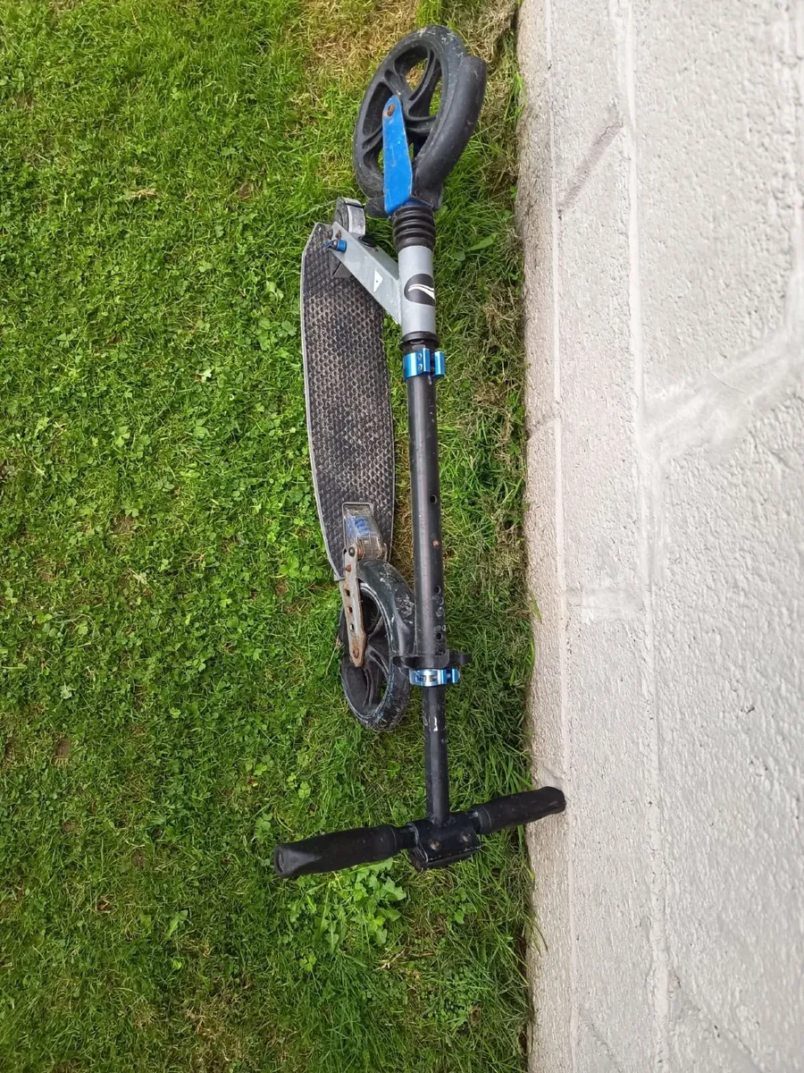 Blue folding kick scooter - Image 4
