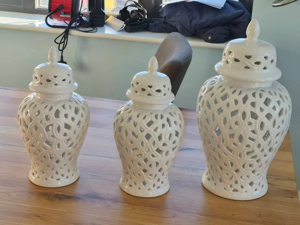 3 large display urns