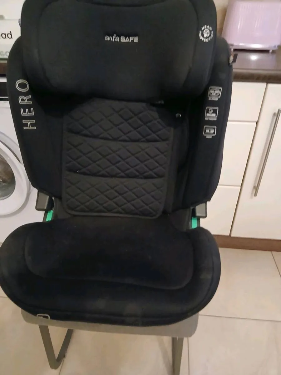 CHILDS BOOSTER SEAT WITH ISOFIX     LIKE NEW - Image 1