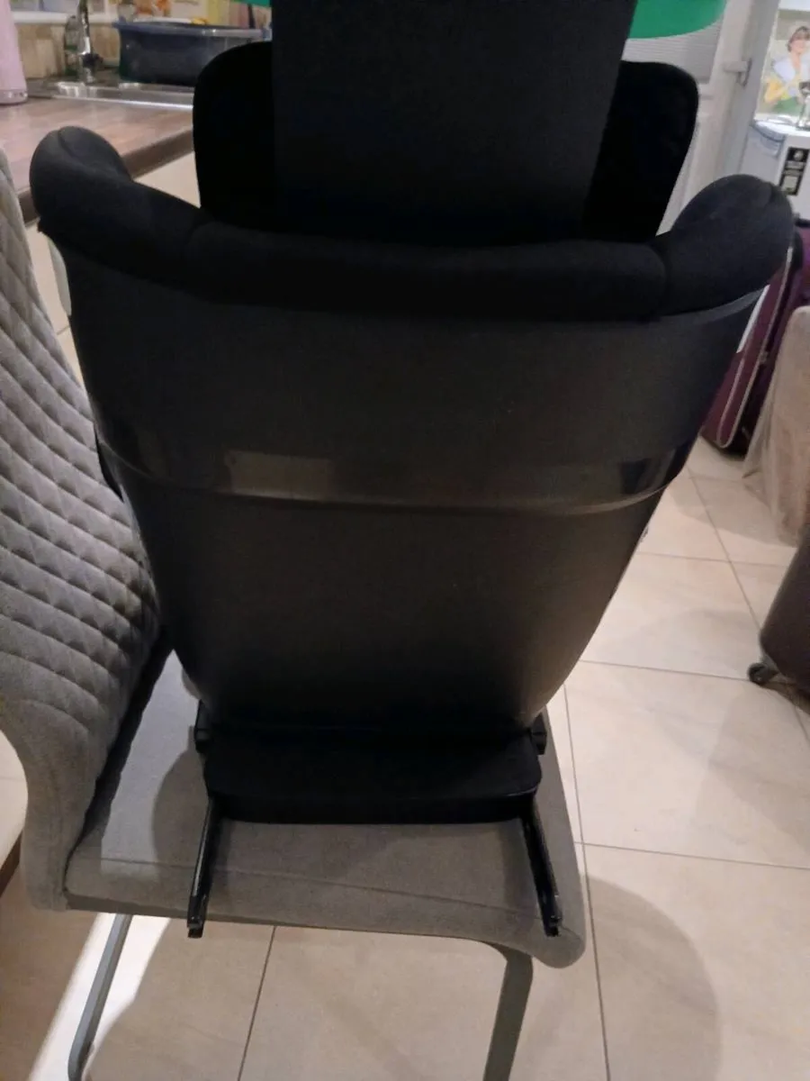 CHILDS BOOSTER SEAT WITH ISOFIX     LIKE NEW - Image 2