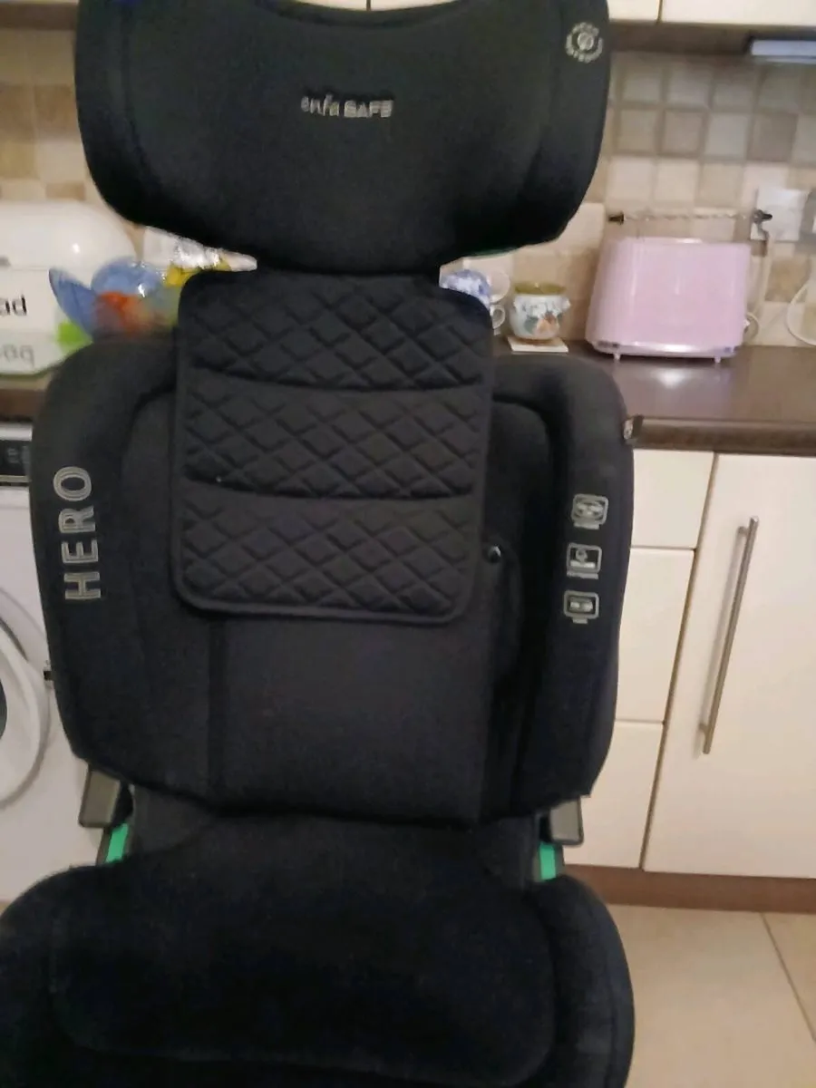 CHILDS BOOSTER SEAT WITH ISOFIX     LIKE NEW - Image 3