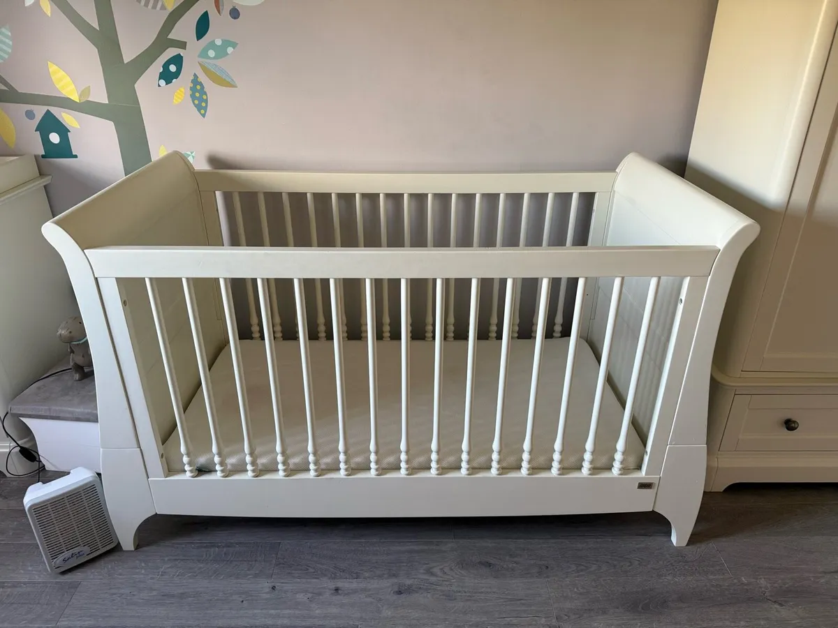Mamas and papas cot/cot bed, dresser & wardrobe - Image 2