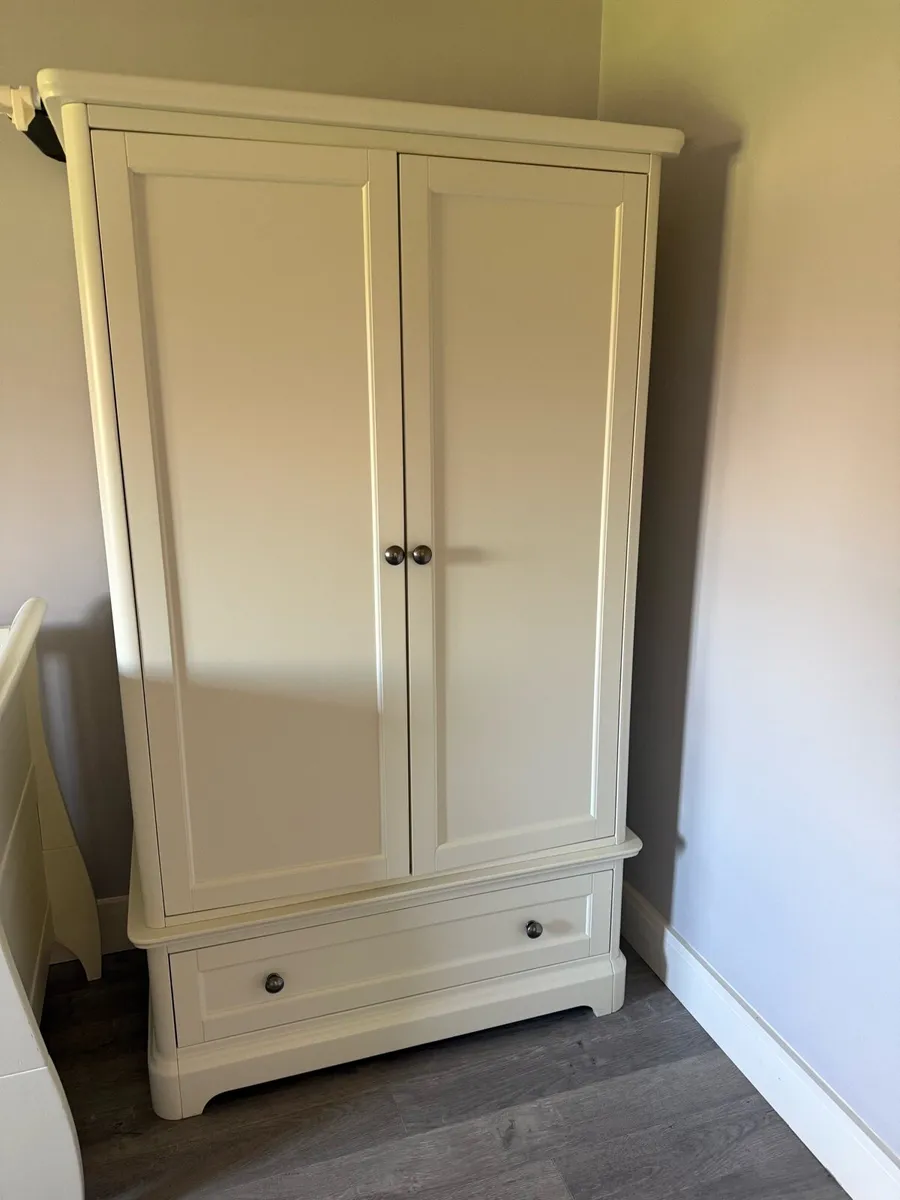 Mamas and papas cot/cot bed, dresser & wardrobe - Image 4