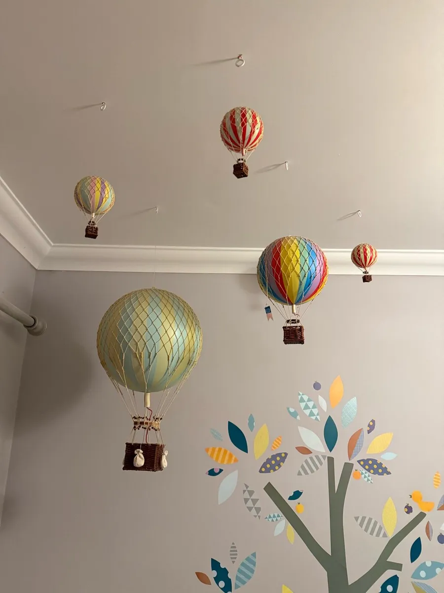 Authentic model floating balloons - Image 1