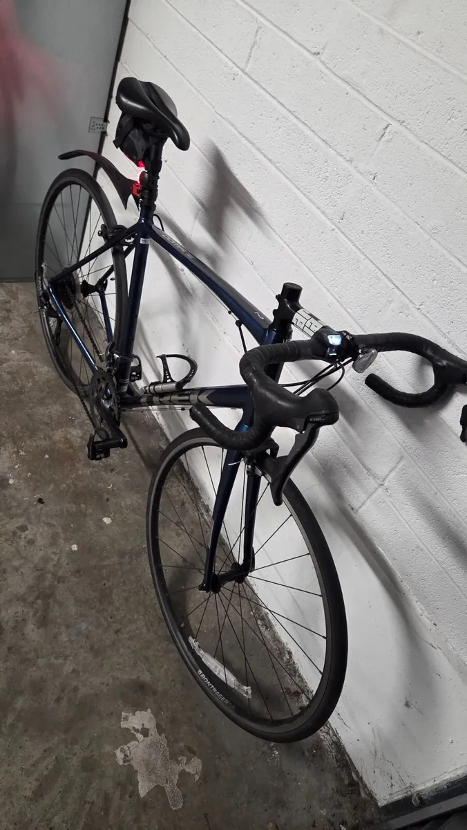 Trek Domane AL2 road bike - Image 3
