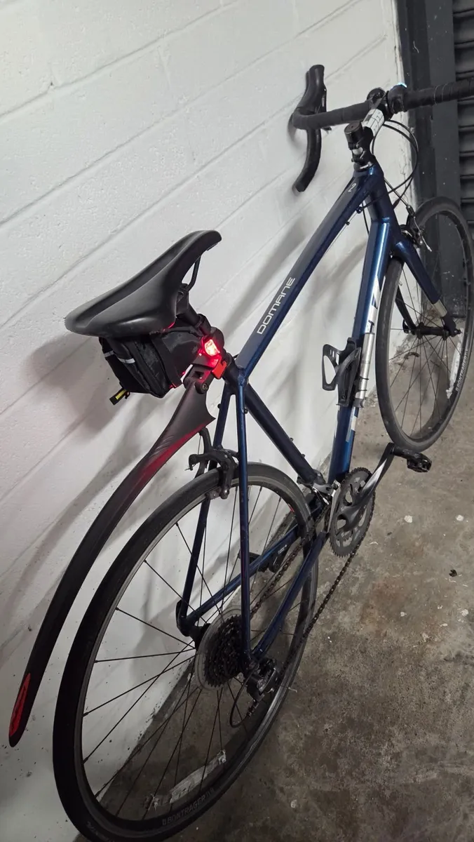 Trek Domane AL2 road bike - Image 4