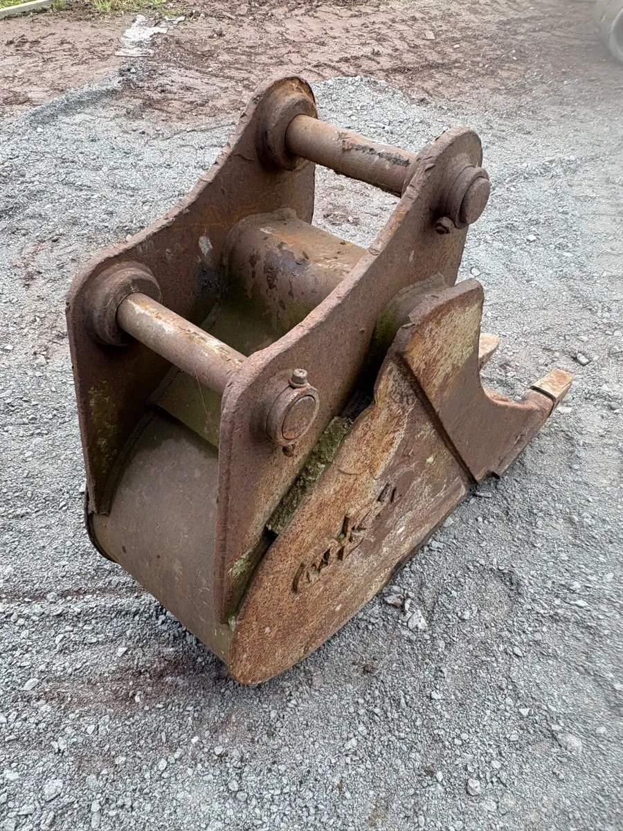 24” digging bucket on 65mm pins - Image 3