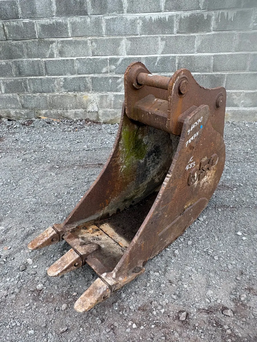 24” digging bucket on 65mm pins - Image 1