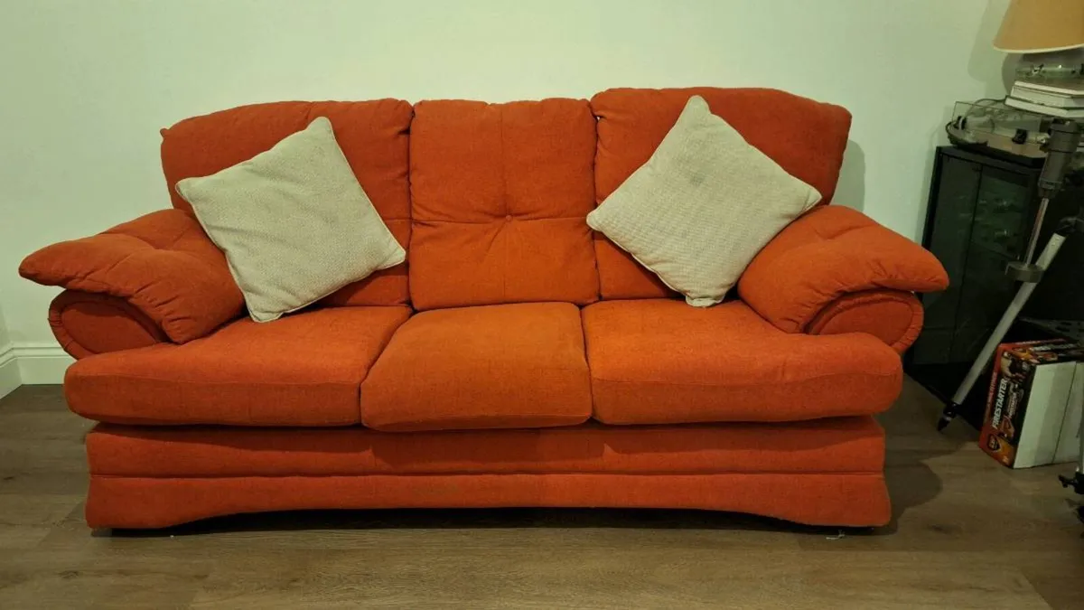 3 seater couch and 2 armchairs - Image 1