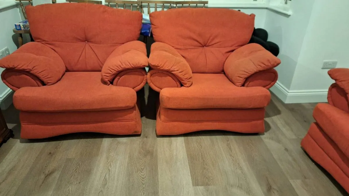 3 seater couch and 2 armchairs - Image 2