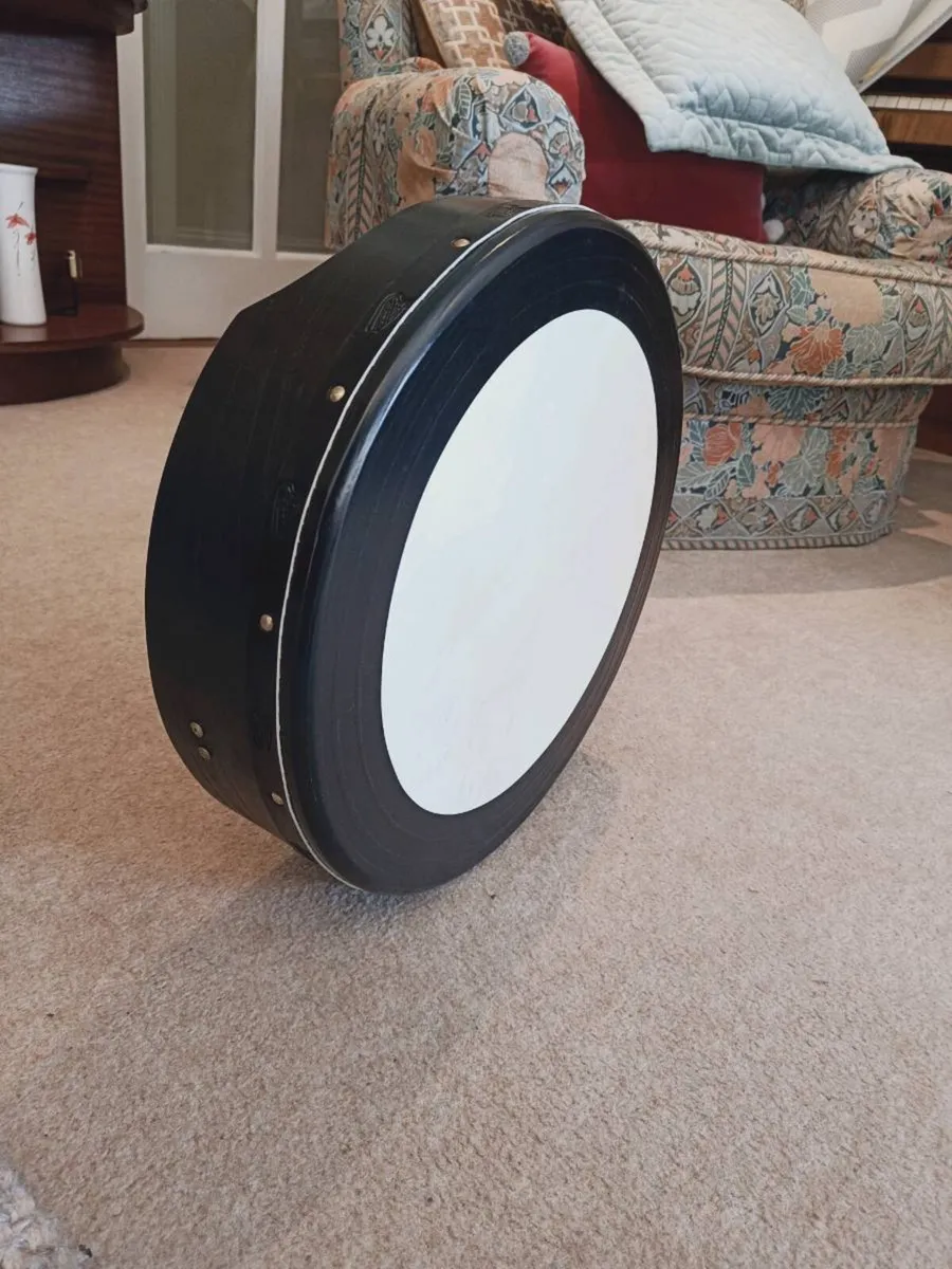 16 inch Bodhrán with sticks and bag - Image 1