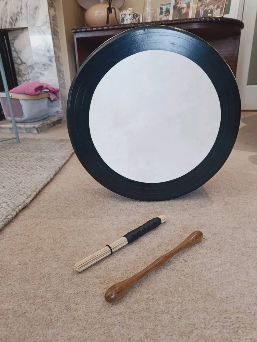 16 inch Bodhrán with sticks and bag - Image 2