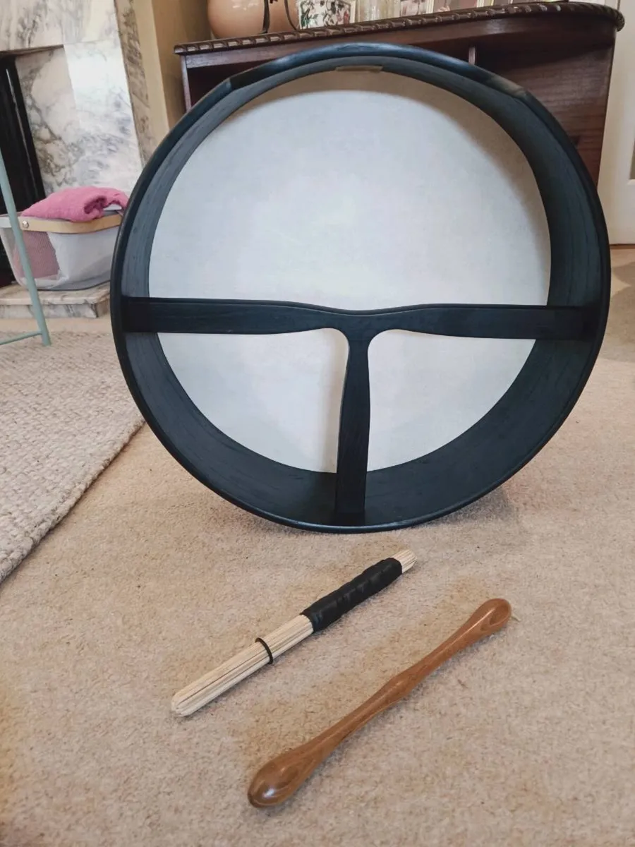 16 inch Bodhrán with sticks and bag - Image 3