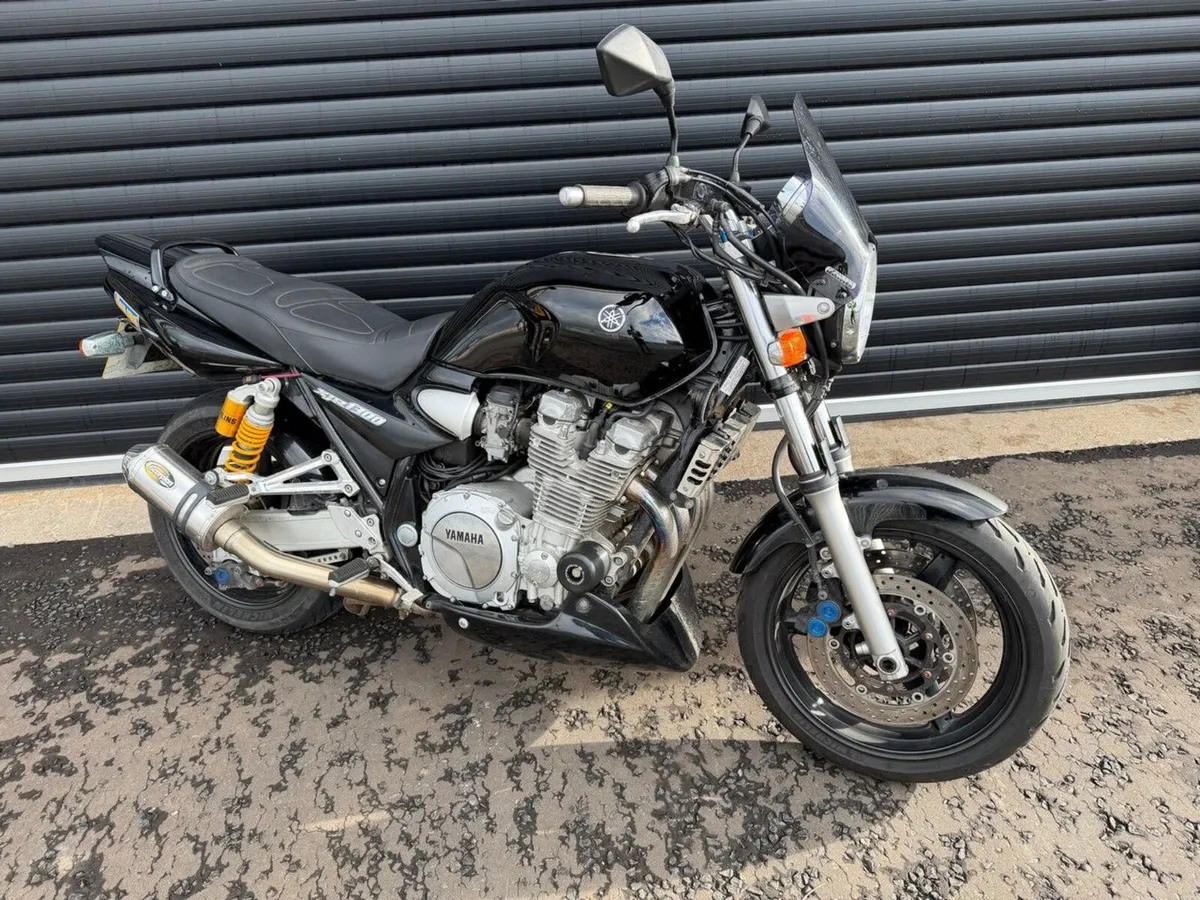 YAMAHA XJR 1300 MOTORBIKE - Image 1
