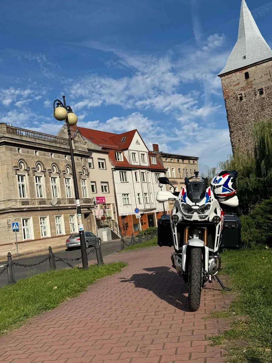 2025 Honda Africa Twin manual ES - Image 1