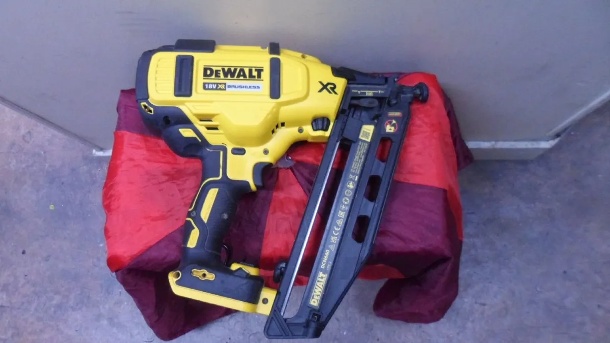 DeWalt Nail Gun (DCN660) - Image 2
