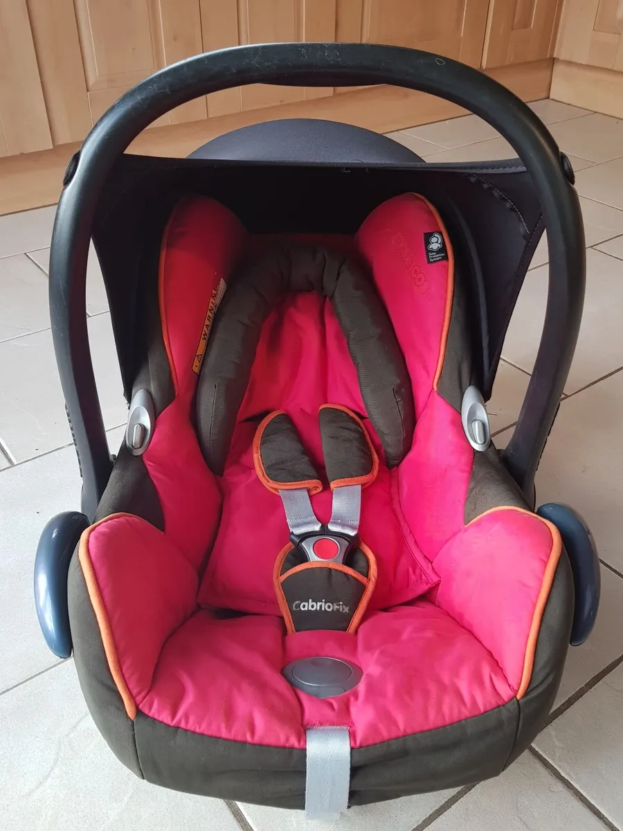 Maxi-Cosi Baby Car Seat and EasyFix ISOFIX Base - Image 2