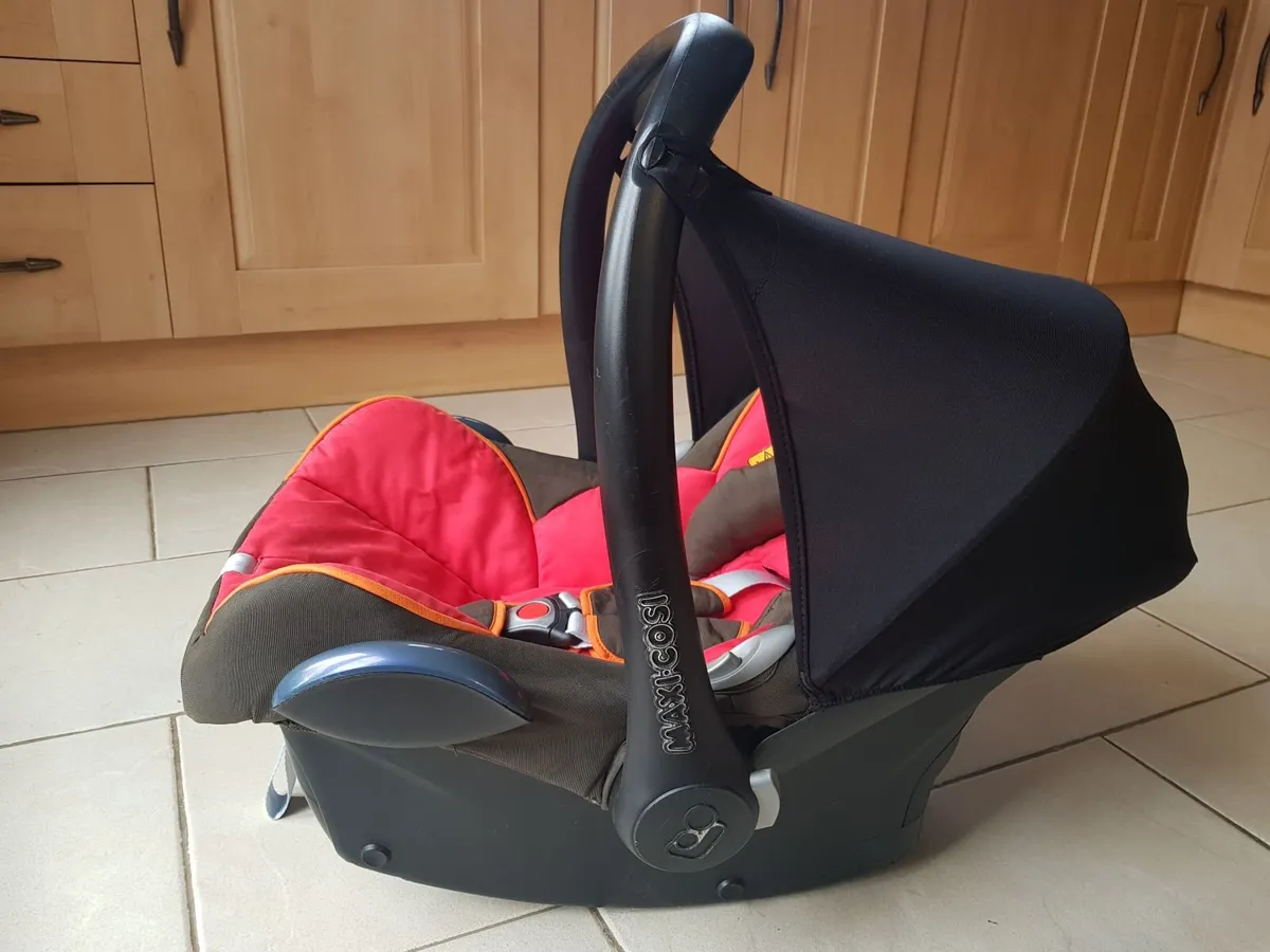 Maxi-Cosi Baby Car Seat and EasyFix ISOFIX Base - Image 1