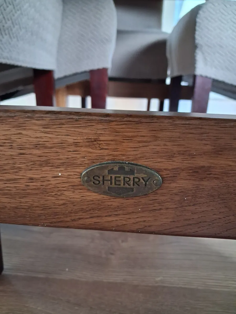 Kitchen table and chairs - Image 2