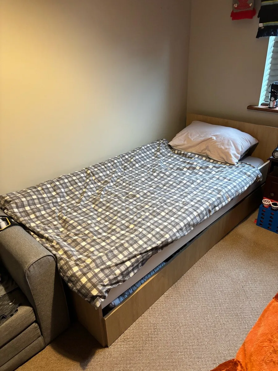Single bed - Image 1