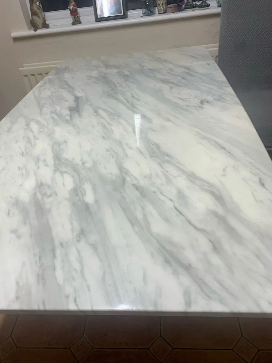 Marble table - Image 1