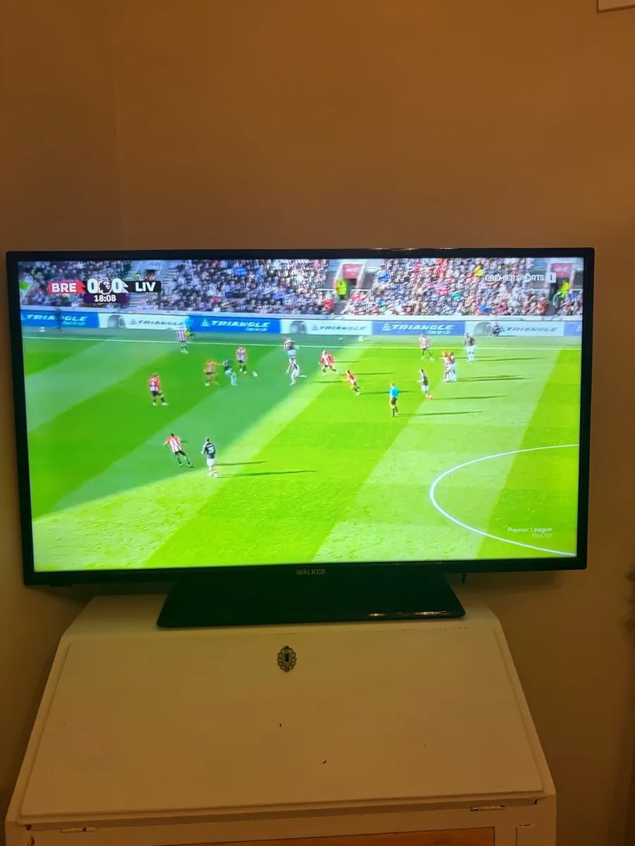 Walker 40 inch smart HD TV - Image 1