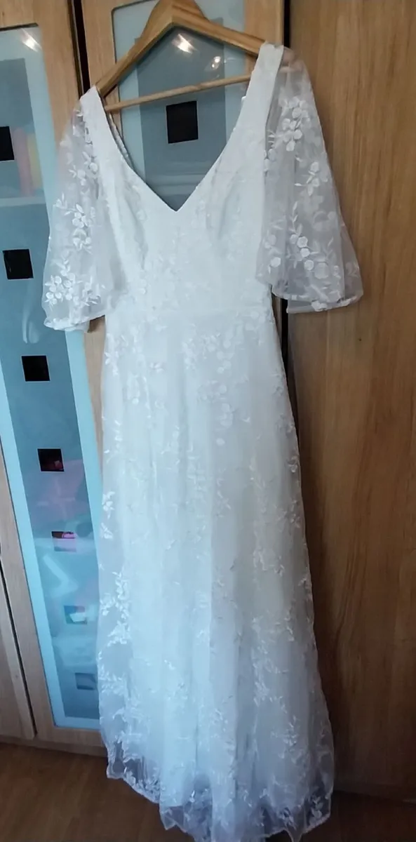 Wedding dresses - Image 1