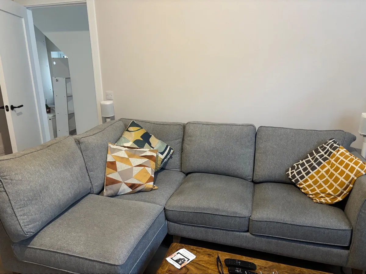 Suite of furniture - Image 1
