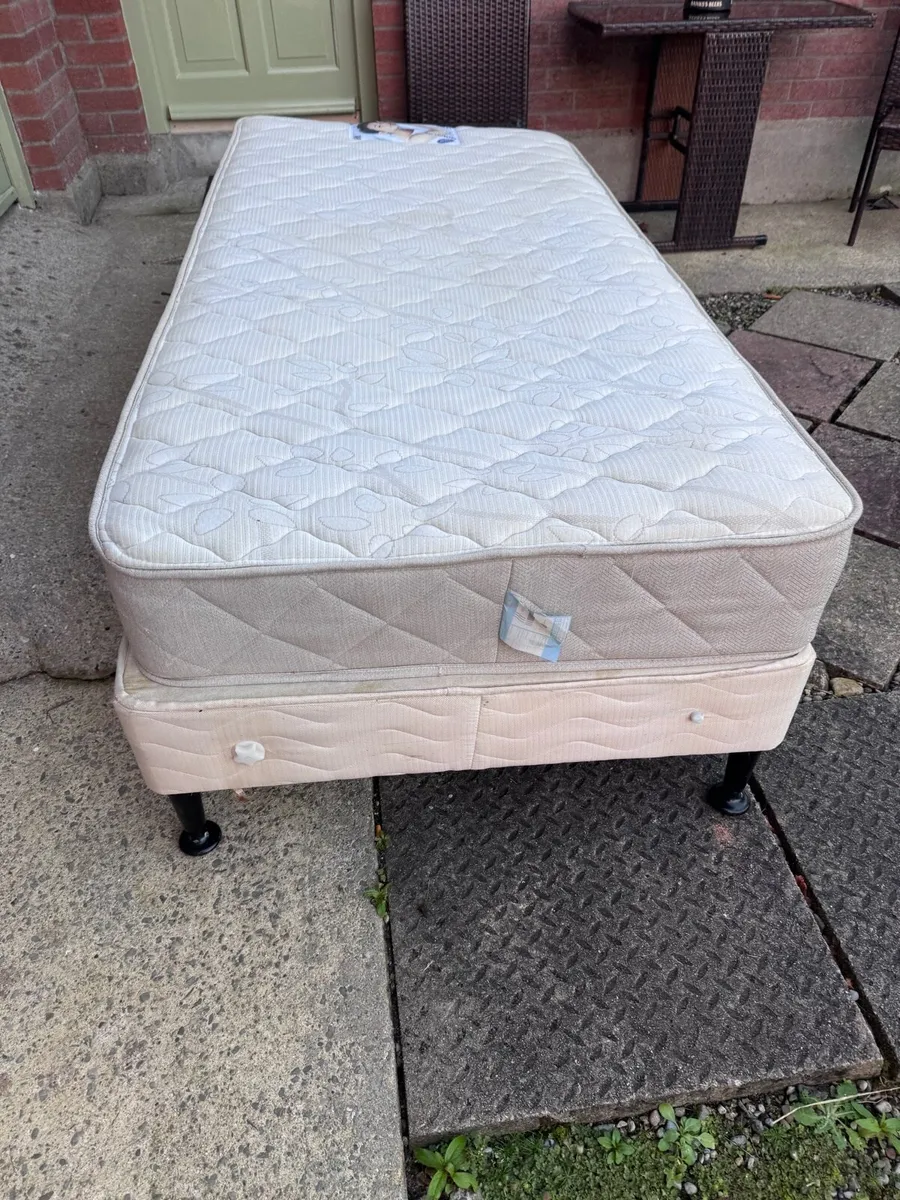 Single bed - Image 1