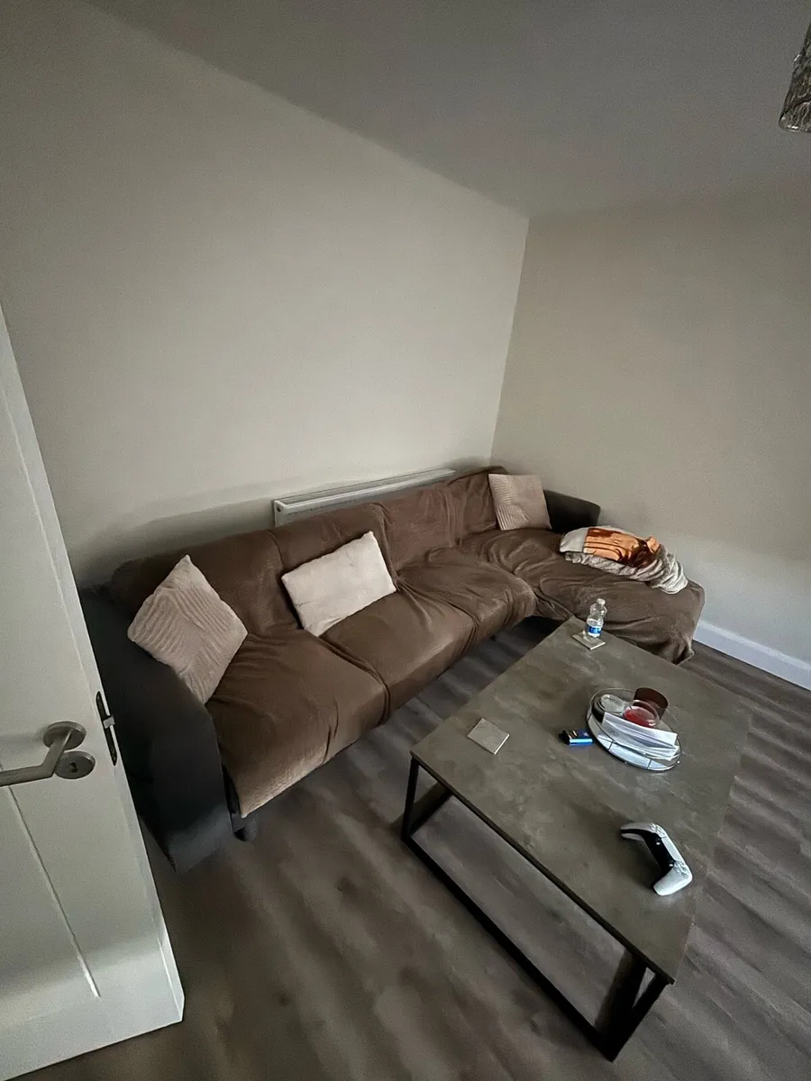 L couch - Image 1