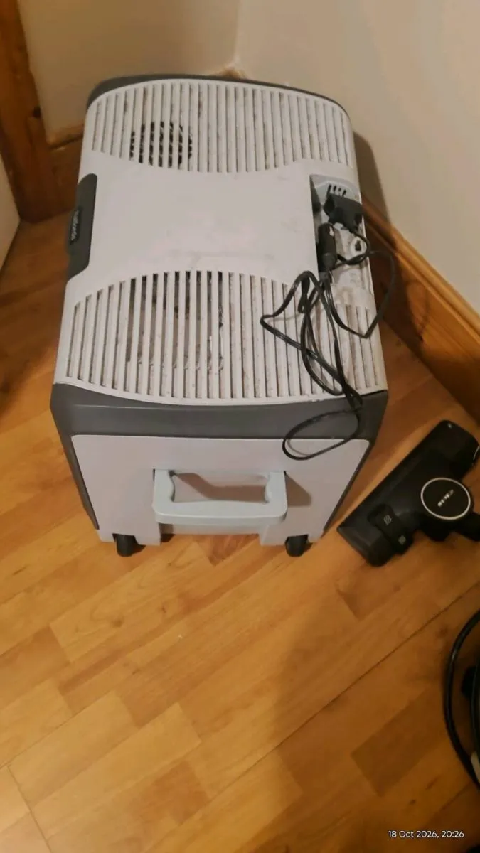 Large cooler box - Image 1