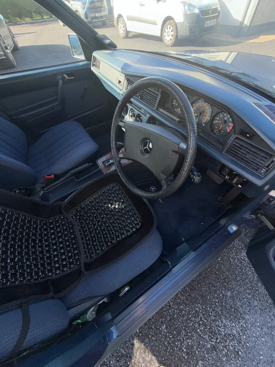 Mercedes-Benz 190 1987 - Image 2