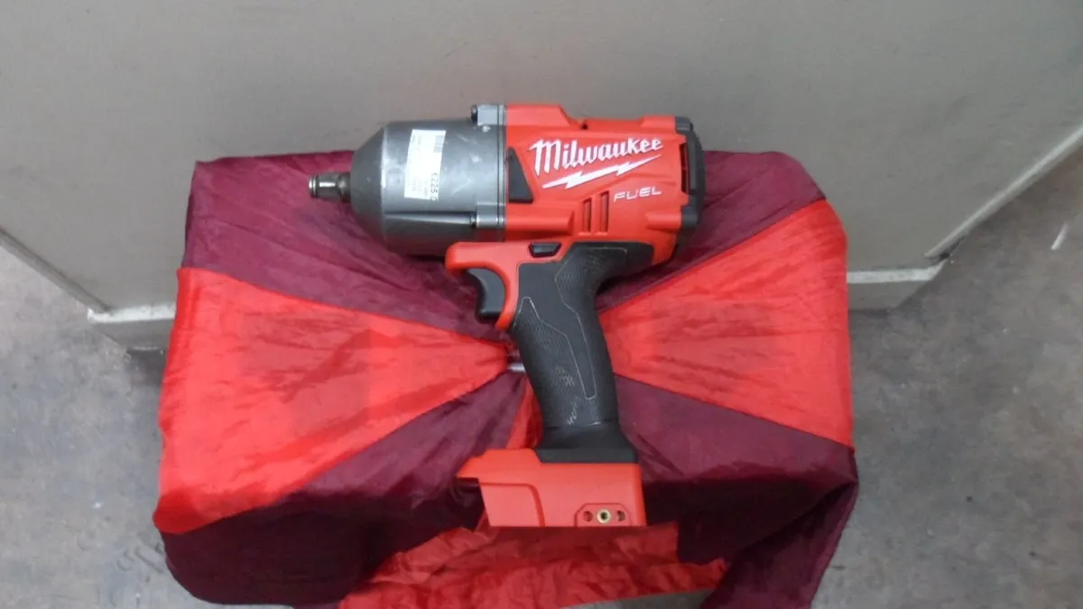 Milwaukee FUEL 1/2" Impact Wrench (M18FHIWF12) - Image 2