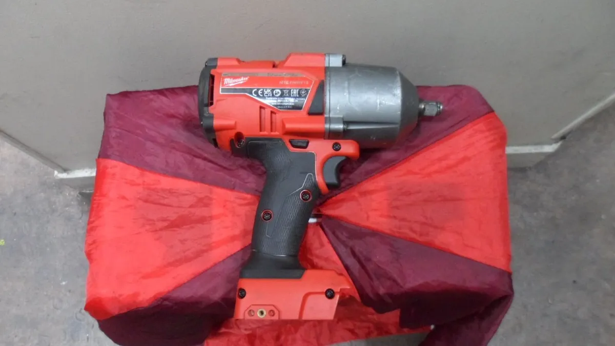 Milwaukee FUEL 1/2" Impact Wrench (M18FHIWF12) - Image 3
