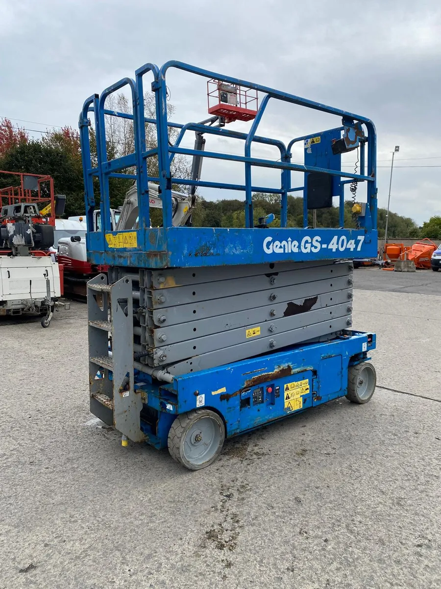 2015 GENIE GS4047 46FT NARROW ELECTRIC SCISSOR - Image 4