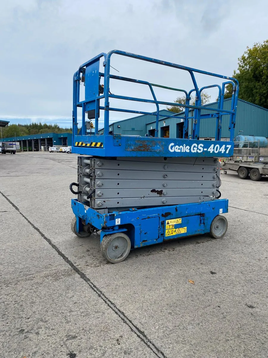 2015 GENIE GS4047 46FT NARROW ELECTRIC SCISSOR - Image 1