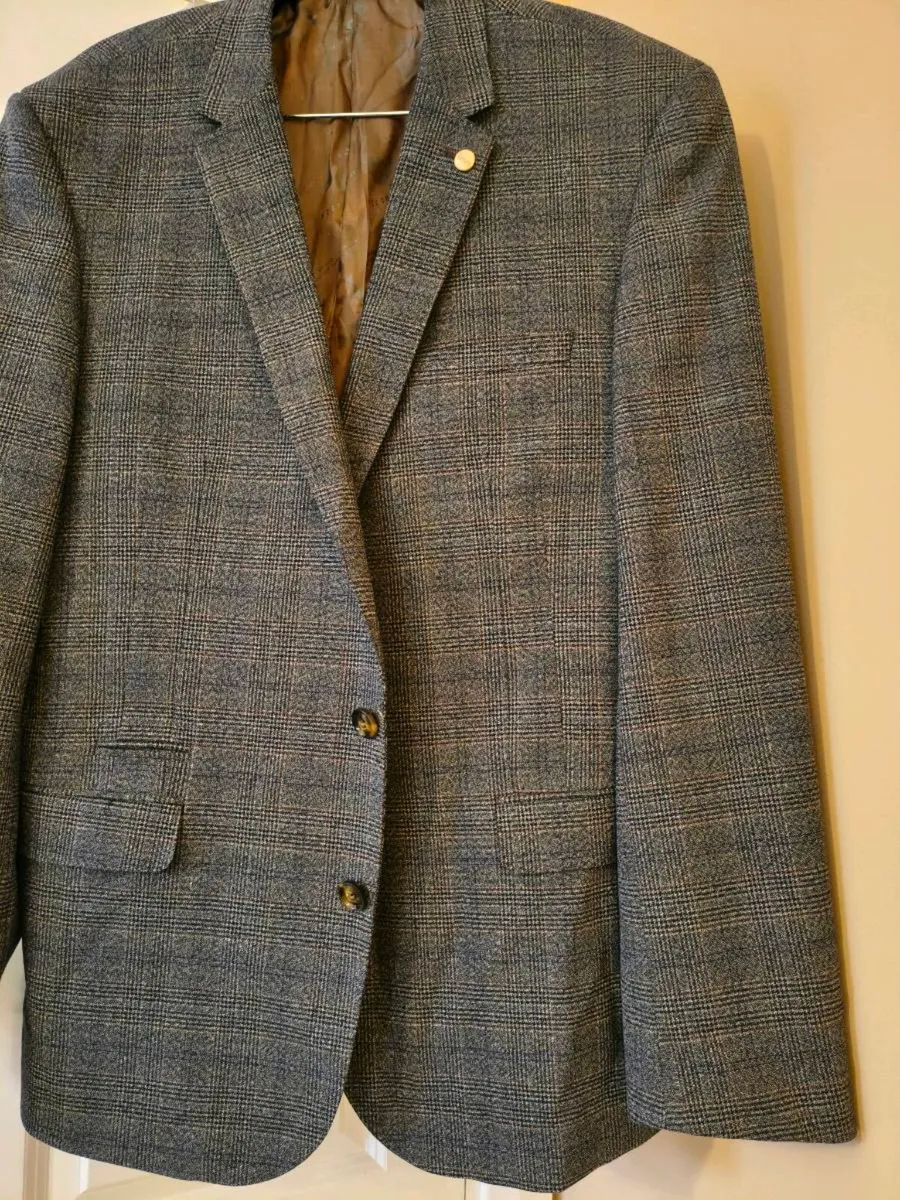 Men's suit - Image 1