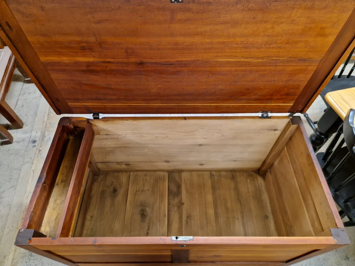 Large victorian pine storage trunk - Image 4