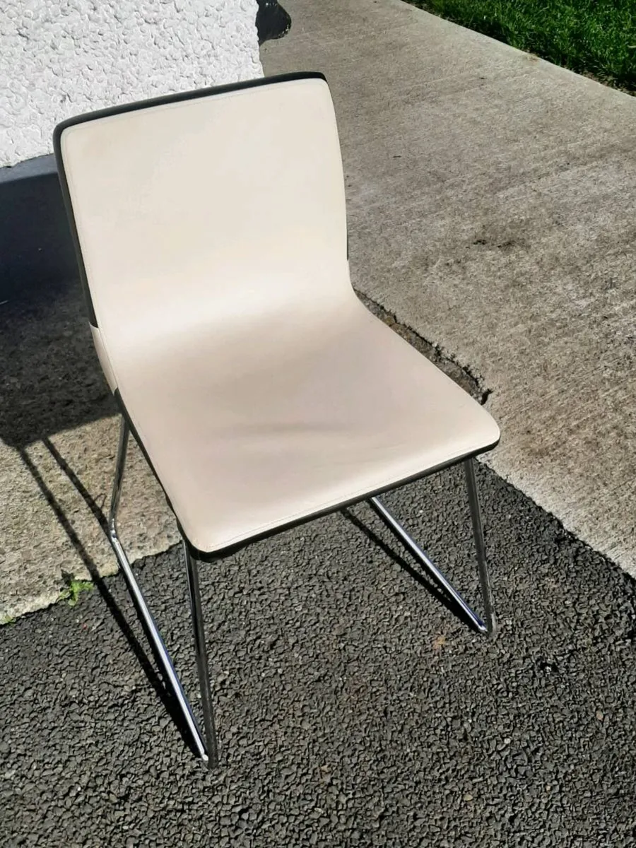 Table and chairs - Image 1