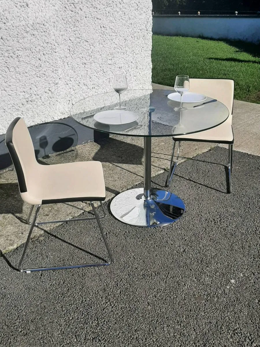Table and chairs - Image 2