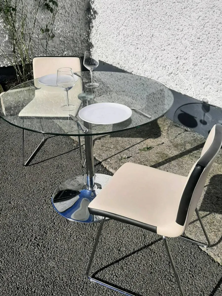 Table and chairs - Image 3