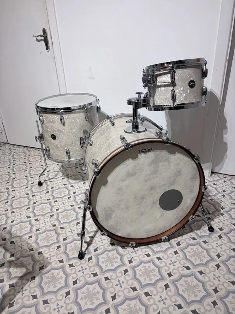 Gretsch Renown vintage pearl drum kit - Image 2