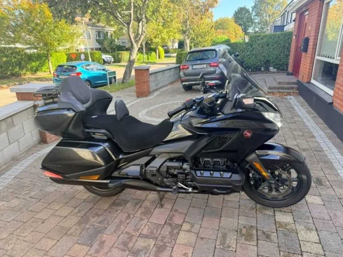 Honda Goldwing Tour = 6 Speed Manual Transmission - Image 1