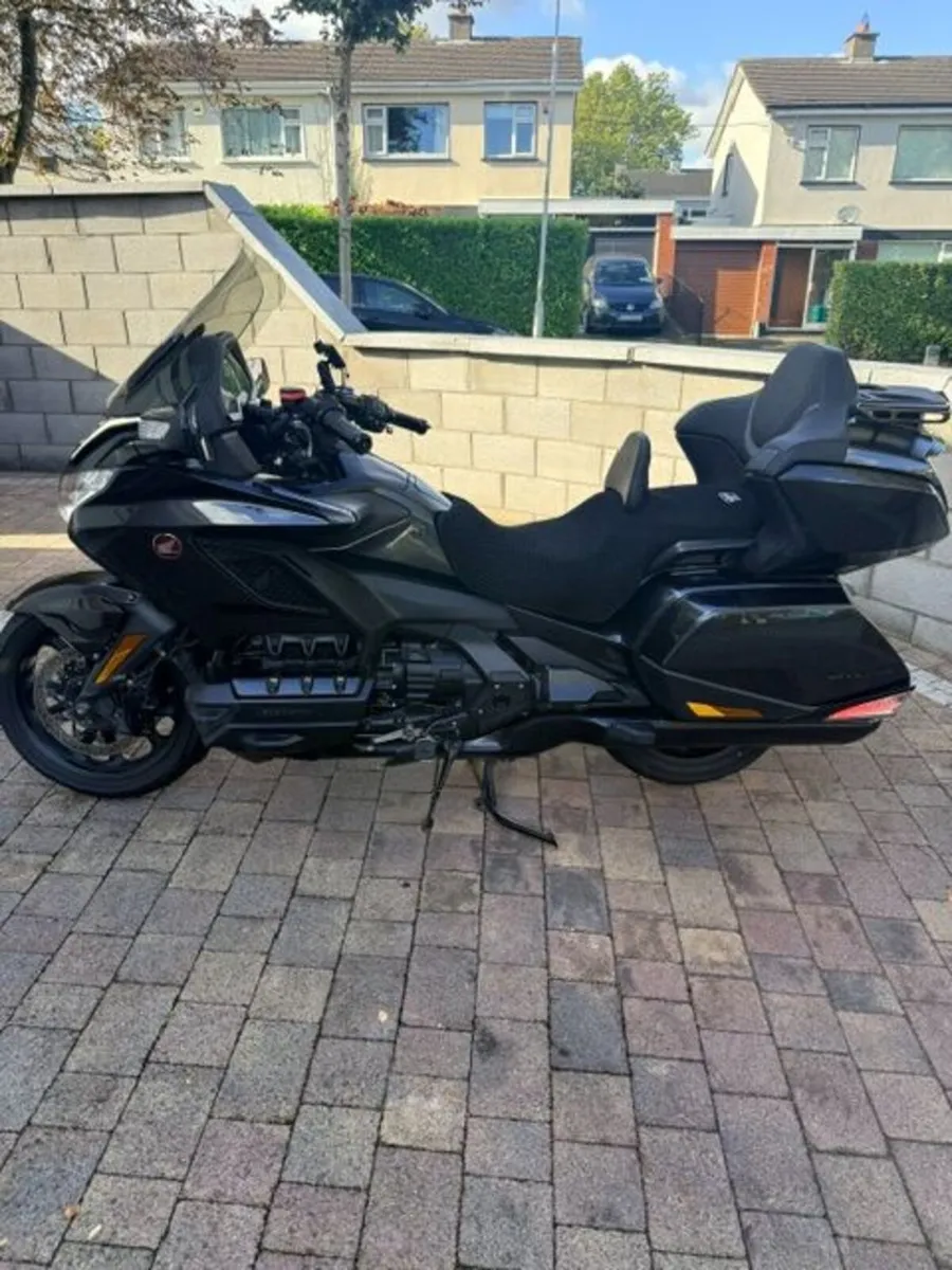 Honda Goldwing Tour = 6 Speed Manual Transmission - Image 2